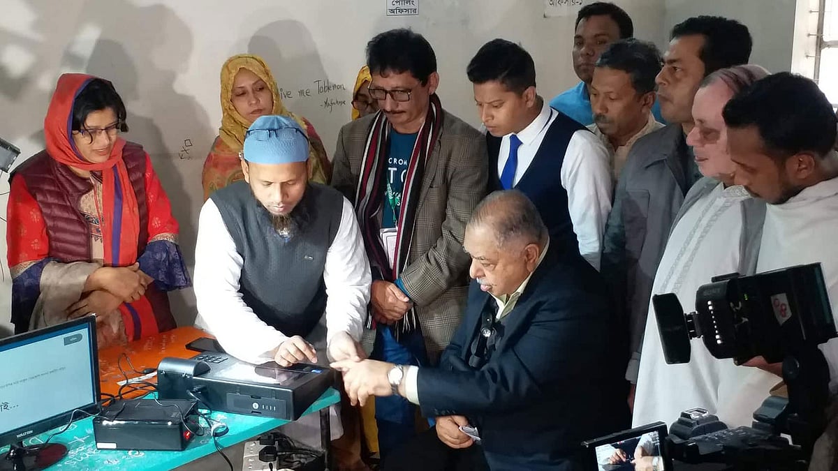 ইভিএমে ভোট দেওয়ার আগে গণফোরামের সভাপতি ও জাতীয় ঐক্যফ্রন্টের নেতা ড. কামাল হোসেনের আঙুলের ছাপ নেওয়া হয়। ছবি: প্রথম আলো