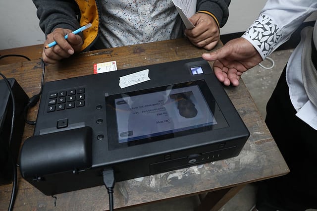 সুরিটোলা সরকারি প্রাথমিক ও উচ্চ বিদ্যালয় ভোট কেন্দ্রে চলছে ভোট গ্রহণ। বংশাল, ১ ফেব্রুয়ারি। ছবি: দীপু মালাকার