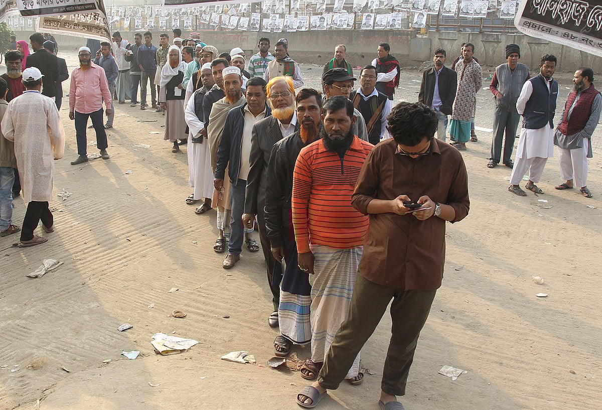 ঢাকা দক্ষিণের যাত্রাবাড়ীর বিবির বাগিচা এলাকায় ভোট দিতে ভোটারদের অপেক্ষা। ছবি: জিয়া ইসলাম