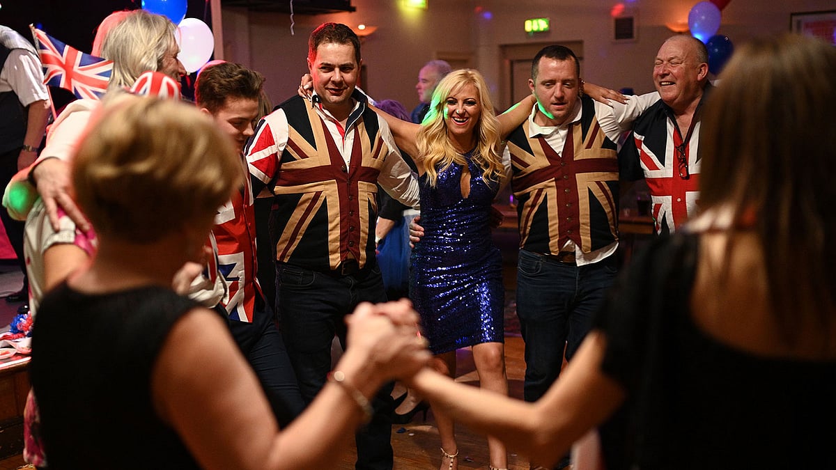 যুক্তরাজ্য ৪৭ বছর পর ইউরোপীয় ইউনিয়নের সদস্যপদ ছাড়ল। এটি কার্যকর হওয়ায় সমর্থকেরা আনন্দে মেতে ওঠেন। ছবি: রয়টার্স