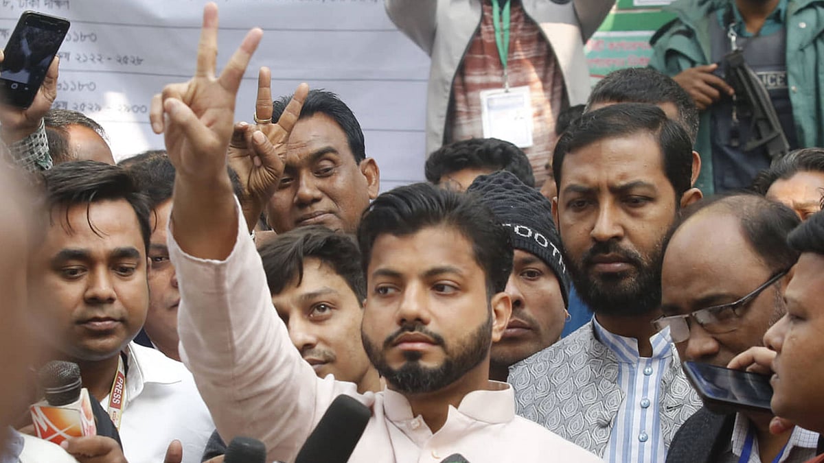 ঢাকা দক্ষিণ সিটি নির্বাচনে বিএনপির মেয়র প্রার্থী ইশরাক হোসেন গোপীবাগের শহীদ শাহজাহান প্রাথমিক বিদ্যালয় কেন্দ্রে ভোট দেন। পরে গণমাধ্যম কর্মীদের সঙ্গে কথা বলার সময় তিনি বিজয়সূচক চিহ্ন দেখান। ঢাকা, ১ ফেব্রুয়ারি। ছবি: হাসান রাজা