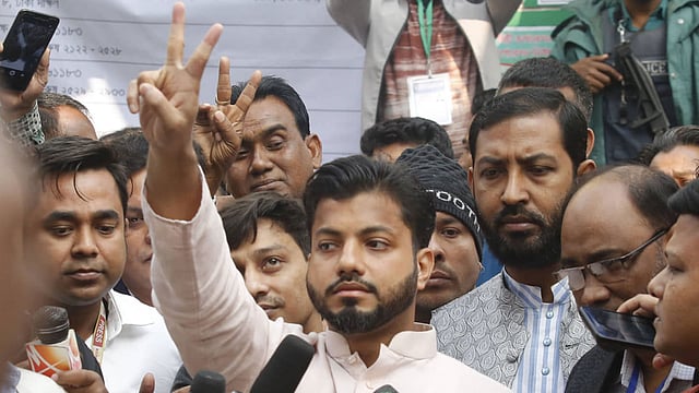 ঢাকা দক্ষিণ সিটি নির্বাচনে বিএনপির মেয়র প্রার্থী ইশরাক হোসেন গোপীবাগের শহীদ শাহজাহান প্রাথমিক বিদ্যালয় কেন্দ্রে ভোট দেন। পরে গণমাধ্যম কর্মীদের সঙ্গে কথা বলার সময় তিনি বিজয়সূচক চিহ্ন দেখান। ঢাকা, ১ ফেব্রুয়ারি। ছবি: হাসান রাজা