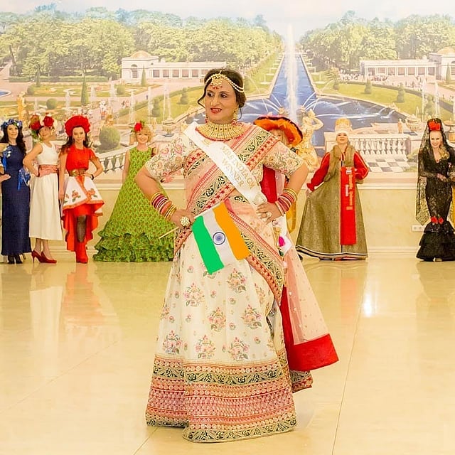 মঞ্চে নাচছেন আরতি চাটলানি। ছবি: ইনস্টাগ্রাম