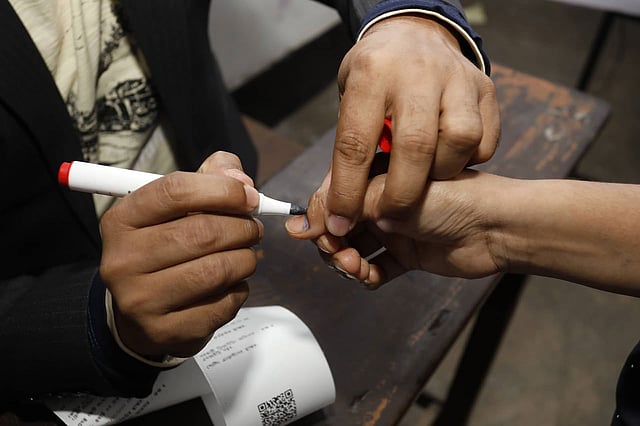 ভোট প্রদান শেষে অমোচনীয় কালি দিয়ে দেওয়া হচ্ছে ভোটারকে। সাতারকুলের জয় অ্যান্ড হোপ স্কুল ভোট কেন্দ্র। ছবি: দীপু মালাকার