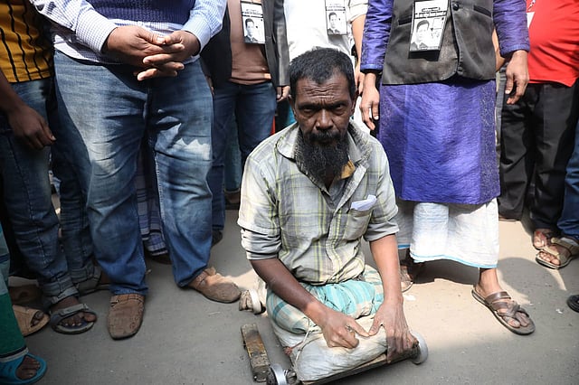 ভোট দিয়েছেন প্রতিবন্ধী আবদুল ওহাব। আশ্রাফাবাদ, কামরাঙ্গীর চর, ১ ফেব্রুয়ারি। ছবি: আবদুস সালাম