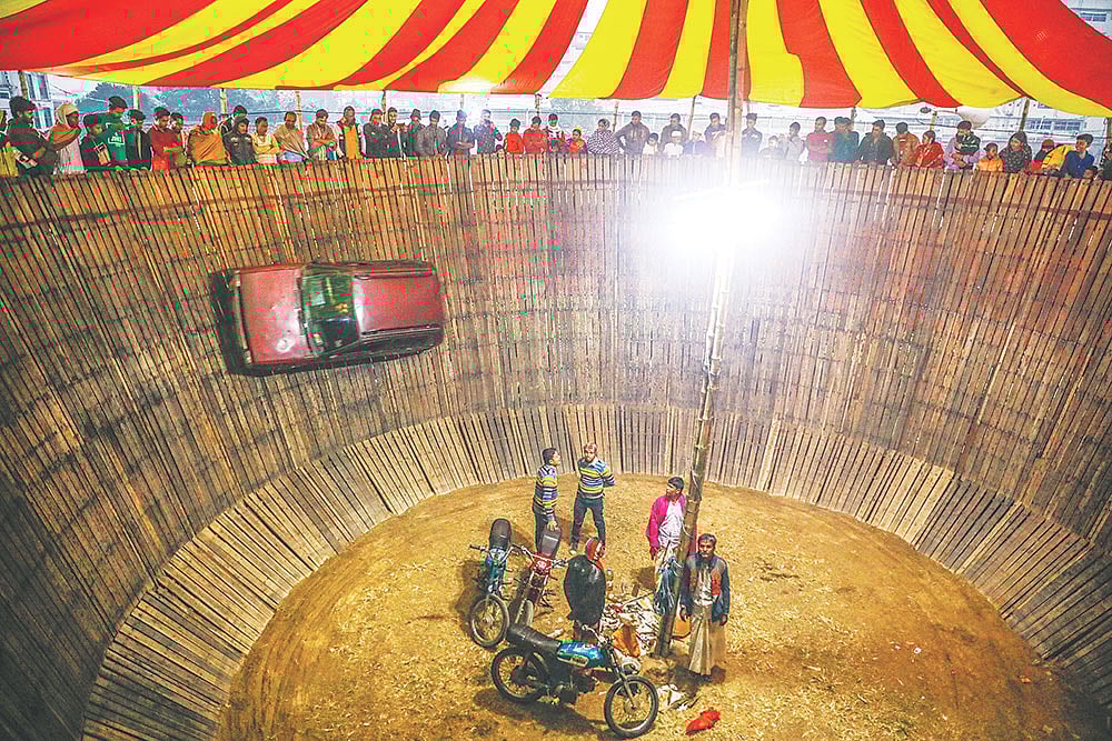 মৃত্যুকূপে চলছে গাড়ি। ছবি: লেখক