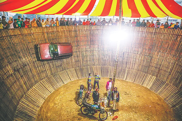 মৃত্যুকূপে চলছে গাড়ি। ছবি: লেখক