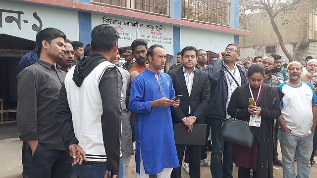 কালাচাঁদপুর সরকারি প্রাথমিক বিদ্যালয় কেন্দ্র পরিদর্শন করছেন বিএনপির মেয়র প্রার্থী তাবিথ আউয়াল। ছবি: প্রথম আলো