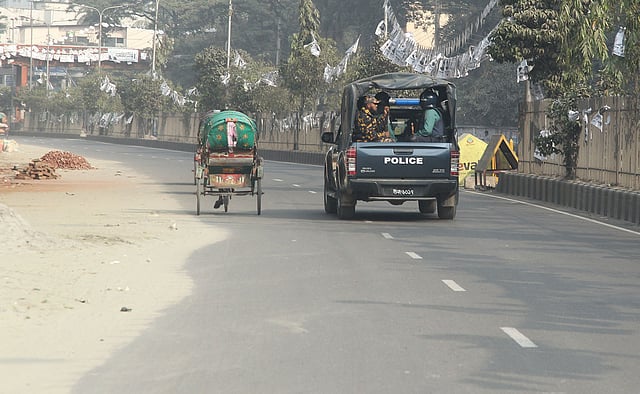 ভোট উপলক্ষে ফকিরাপুল এলাকার রাজপথে টহল। ছবি: জিয়া ইসলাম