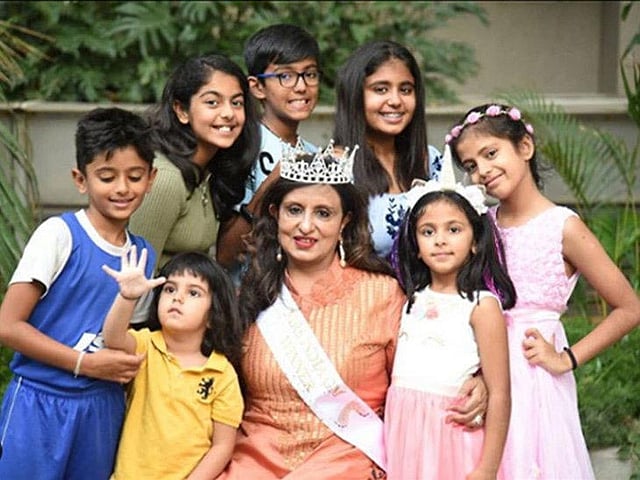 নাতি–নাতনিদের সঙ্গে আরতি। ছবি: ইনস্টাগ্রাম