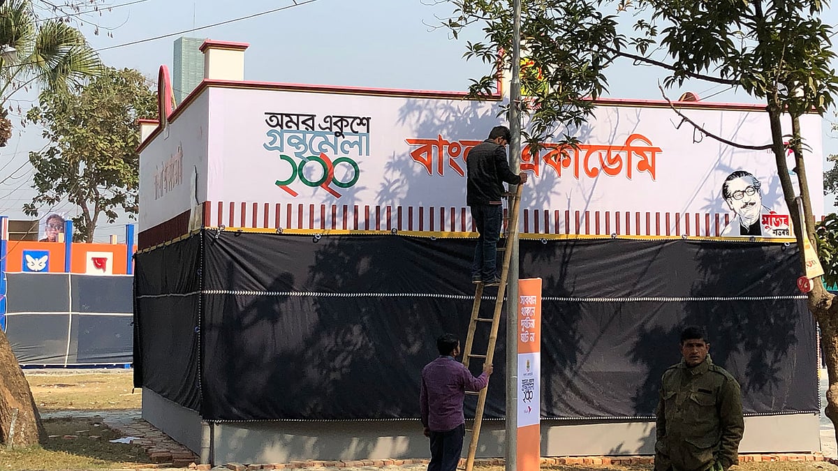সোহরাওয়ার্দী উদ্যান রোববার সকালে শেষ মুহূর্তে চলছে। ছবি: আদর রহমান