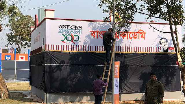 সোহরাওয়ার্দী উদ্যান রোববার সকালে শেষ মুহূর্তে চলছে। ছবি: আদর রহমান