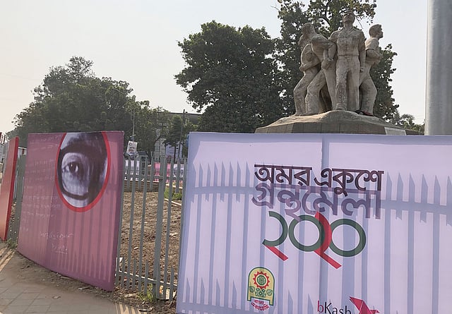 ঢাকা বিশ্ববিদ্যালয়ের টিএসসি প্রাঙ্গণ থেকে উৎসবের আমেজ। ছবি: প্রথম আলো