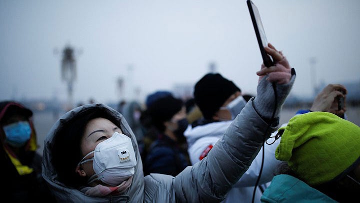 করোনাভাইরাস সম্পর্কে ভুয়া তথ্য ছড়িয়ে পড়া ঠেকাতে নানা উদ্যোগ নেওয়া হচ্ছে। ছবি: রয়টার্স