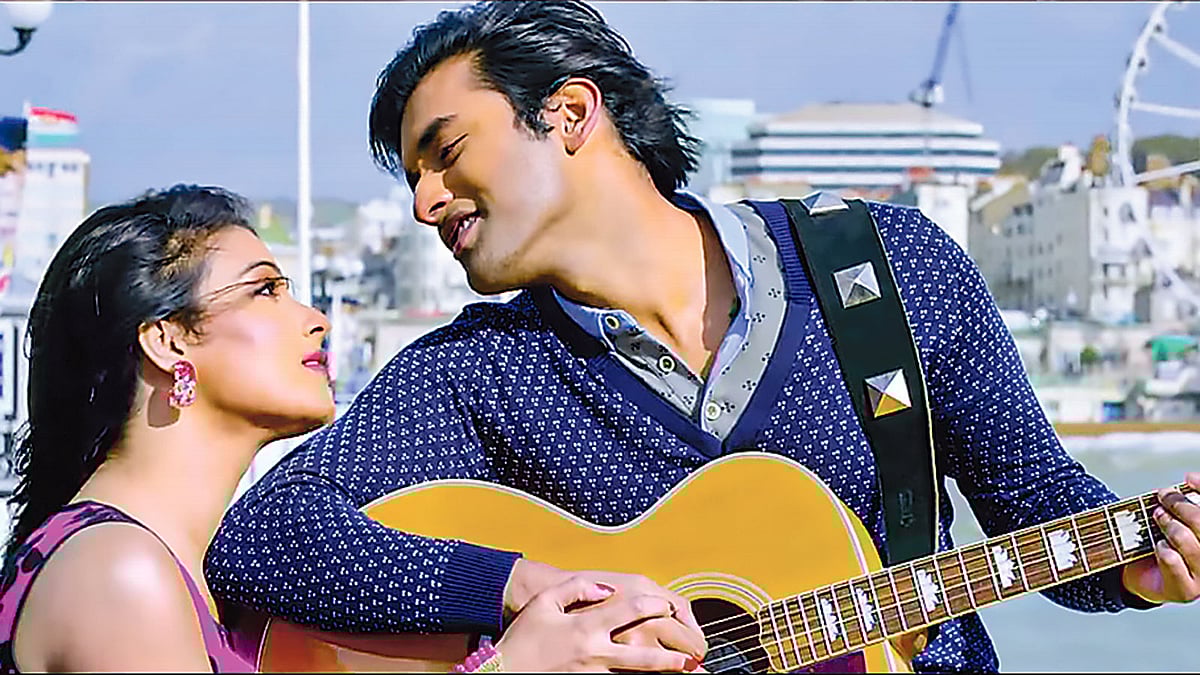 রোমিও ভার্সেস জুলিয়েট ছবির দৃশ্যে মাহিয়া মাহি ও অঙ্কুশ।  ছবি: সংগৃহীত