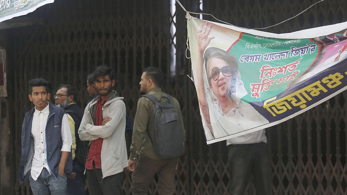 হরতালের সমর্থনে আজ রোববার বিএনপির কেন্দ্রীয় কার্যালয়ের সামনে অবস্থান নেন দলটির নেতা-কর্মীরা। একপর্যায়ে তাঁরা সরে যান। ছবি: হাসান রাজা
