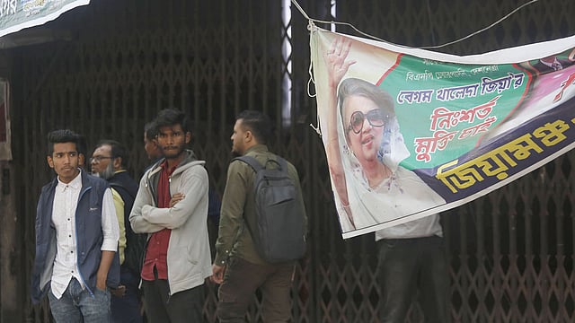 হরতালের সমর্থনে আজ রোববার বিএনপির কেন্দ্রীয় কার্যালয়ের সামনে অবস্থান নেন দলটির নেতা-কর্মীরা। একপর্যায়ে তাঁরা সরে যান। ছবি: হাসান রাজা