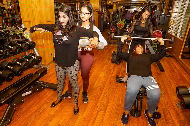 লালবাগের রায়হান জিমনেসিয়াম অহনা ও তাসনিয়ার তত্ত্বাবধানে শরীরচর্চায় মগ্ন দুই সদস্য।  ছবি: প্রথম আলো