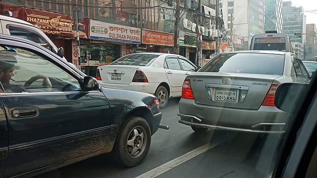 নির্বাচনের ফল প্রত্যাখ্যান করে সকাল-সন্ধ্যা হরতাল পালন করছে বিএনপি। সকালের দিকে হরতালে গাড়ি চলাচল ছিল স্বাভাবিক। গুলশান, ঢাকা, ২ ফেব্রুয়ারি। ছবি: নাইর ইকবাল