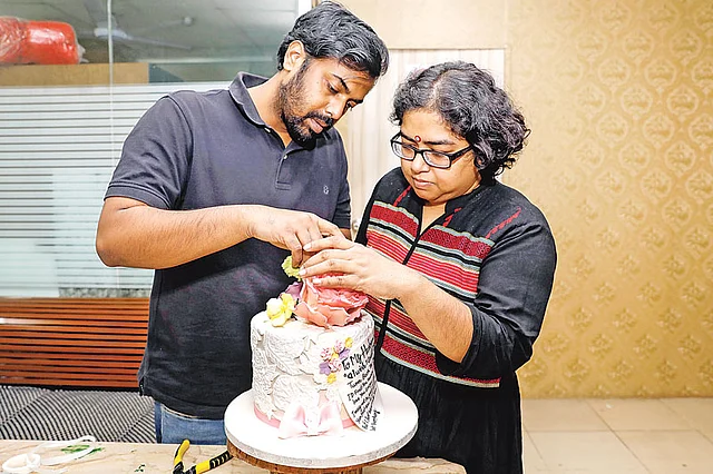 কেক বানাচ্ছেন আবু হেনা মোস্তফা কামাল ও উম্মে আকলিমা।  ছবি: দীপু মালাকার