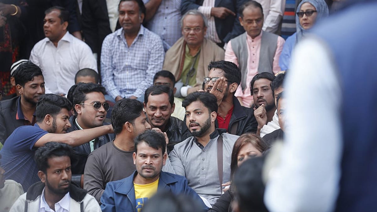 রাজধানীর নয়াপল্টনে বিএনপির কেন্দ্রীয় কার্যালয়ের সামনে হরতালের সমর্থনে কর্মসূচিতে অংশ নেন ঢাকা দক্ষিণে মেয়র নির্বাচনে বিএনপির পরাজিত প্রার্থী ইশরাক হোসেন। ছবি: প্রথম আলো