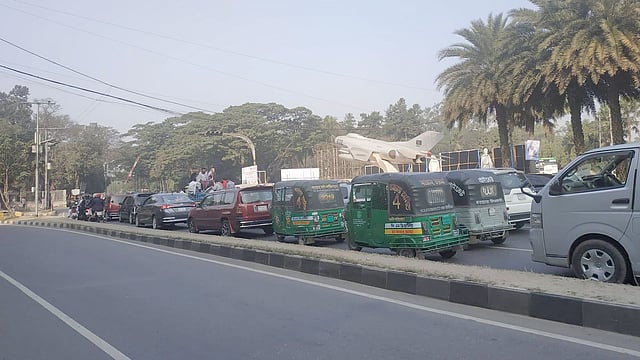 বিজয় সরণিতে প্রাইভেট কার, অটোরিকশাসহ যানবাহন চলাচল স্বাভাবিক। ছবি: পার্থ শঙ্কর সাহা