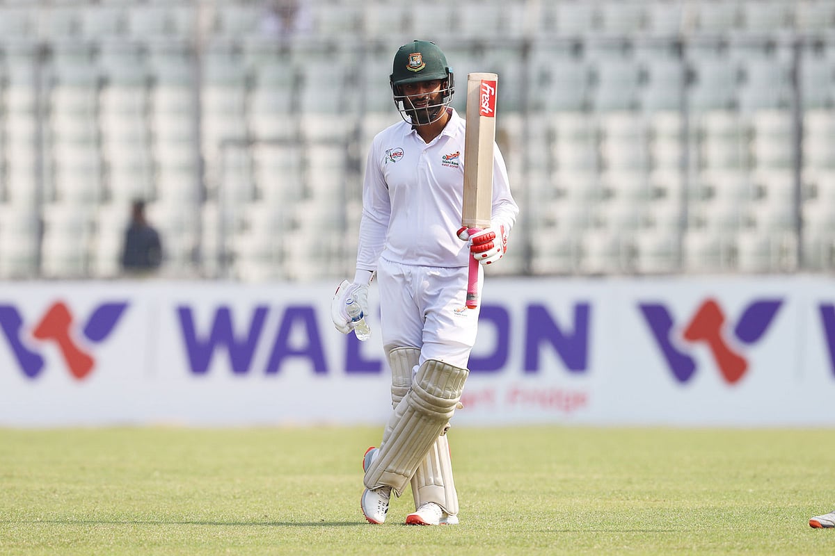 ট্রিপল সেঞ্চুরি তুলে নেওয়ার পর তামিম। ছবি: শামসুল হক