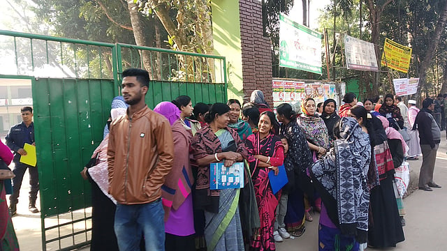 এসএসসি পরীক্ষার প্রথম দিনে অভিভাবকেরা তাদের সন্তানদের নিয়ে আসেন পরীক্ষাকেন্দ্রে। পরীক্ষা চলাকালে কেন্দ্রের বাইরে তাদের অপেক্ষা। শ্রীমঙ্গল উদয়ন বালিকা উচ্চ বিদ্যালয়, মৌলভীবাজার, ৩ ফেব্রুয়ারি। ছবি: শিমুল তরফদার
