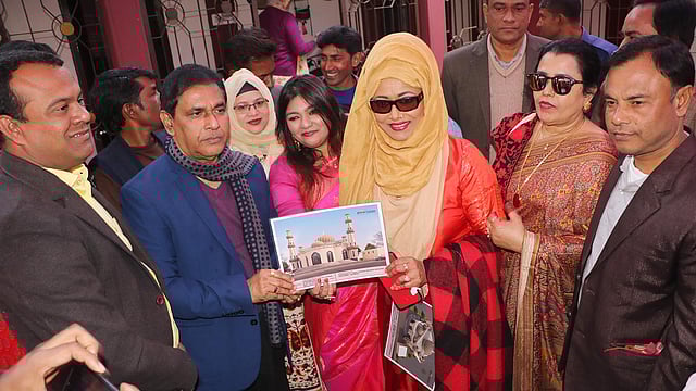 রাজবাড়ীর গোয়ালন্দে রাজবাড়ী-১ আসনের সংসদ সদস্য কাজী কেরামত আলীকে সঙ্গে নিয়ে আধুনিক মসজিদের ভিত্তিপ্রস্তর স্থাপন করেন নায়িকা রোজিনা। ছবি: প্রথম আলো