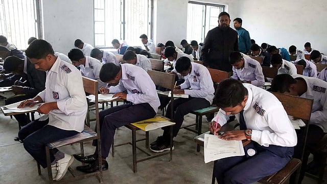 এসএসসি ও সমমানের পরীক্ষার প্রথম দিন আজ। টেকনিক্যাল স্কুল ও কলেজ, রংপুর, ৩ ফেব্রুয়ারি। ছবি: মঈনুল ইসলাম