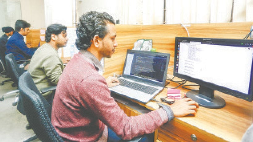 টিএমএসএস আইসিটির কর্মীরা দিচ্ছেন তথ্যপ্রযুক্তি সেবা। ছবি: প্র বাণিজ্য