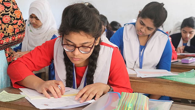 মাধ্যমিক স্কুল সার্টিফিকেট (এসএসসি) ও সমমানের পরীক্ষা শুরু হয়েছে। যশোর জিলা স্কুল কেন্দ্র, যশোর, ৩ ফেব্রুয়ারি। ছবি: এহসান-উদ-দৌলা