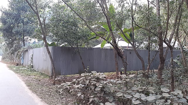 বহেড়াতৈল রেঞ্জের এমএমচালা বিটের আওতায় পৌরসভার ৪ নম্বর ওয়ার্ডের সানবান্ধা এলাকায় বনের জমিতে নির্মিত একটি বাড়ি।  ছবি: প্রথম আলো