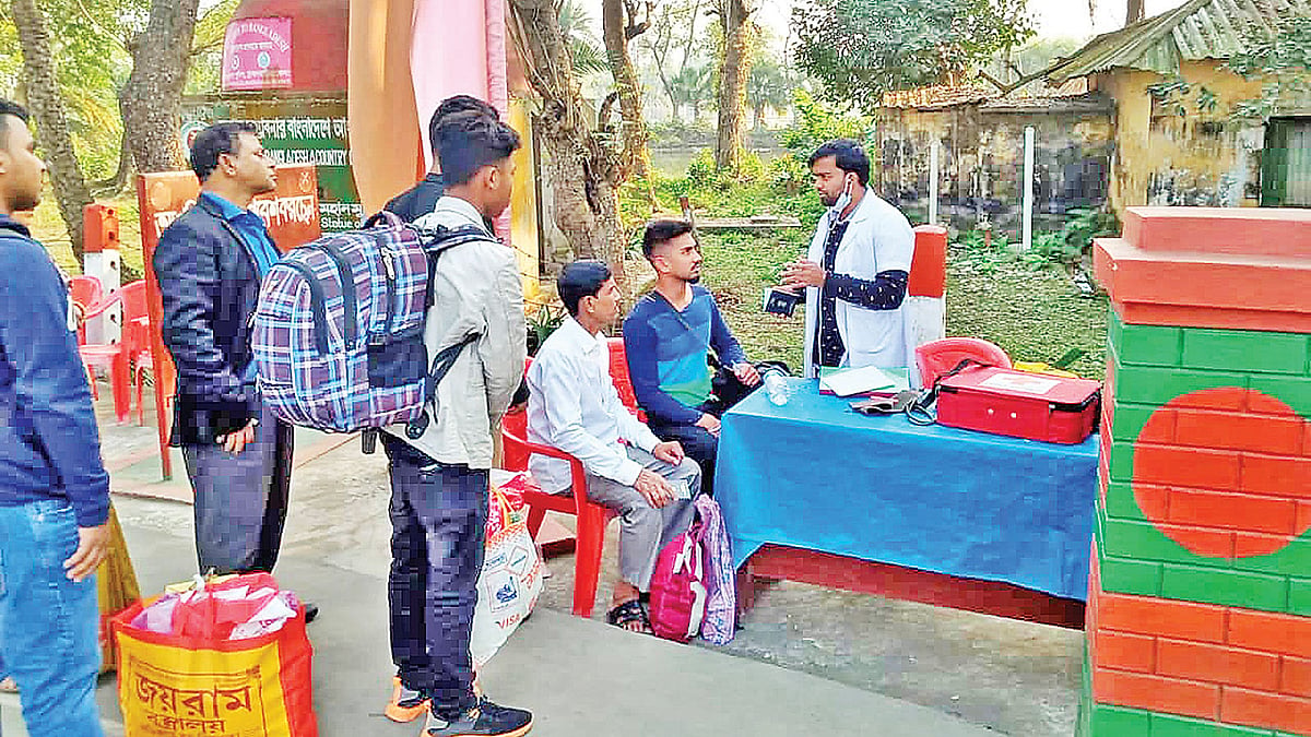 ব্রাহ্মণবাড়িয়ার আখাউড়া সীমান্তের শূন্যরেখা–সংলগ্ন এলাকায় স্বাস্থ্য বিভাগের মেডিকেল ডেস্কে যাত্রীদের স্বাস্থ্য বিষয়ে জিজ্ঞাসাবাদ করা হচ্ছে। এ সময় থার্মোমিটার ও স্টেথোস্কোপ যন্ত্র দিয়েই পরীক্ষা করা হয়। গতকাল বিকেলে। ছবি: প্রথম আলো