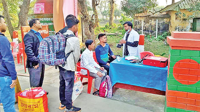 ব্রাহ্মণবাড়িয়ার আখাউড়া সীমান্তের শূন্যরেখা–সংলগ্ন এলাকায় স্বাস্থ্য বিভাগের মেডিকেল ডেস্কে যাত্রীদের স্বাস্থ্য বিষয়ে জিজ্ঞাসাবাদ করা হচ্ছে। এ সময় থার্মোমিটার ও স্টেথোস্কোপ যন্ত্র দিয়েই পরীক্ষা করা হয়। গতকাল বিকেলে।  ছবি: প্রথম আলো