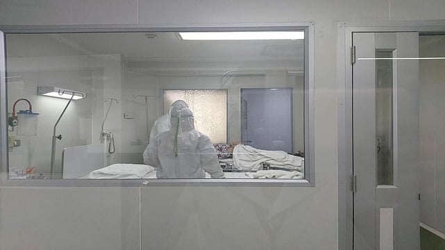 করোনাভাইরাসের কোনো প্রতিষেধক এখনো আবিষ্কৃত হয়নি। যদিও প্রতিষেধক তৈরির চেষ্টা শুরু হয়ে গেছে, তবে বিশেষজ্ঞদের অনুমান, তৈরি করা গেলেও সময় লাগবে প্রায় ৬ থেকে ১২ মাস। ছবি: রয়টার্স