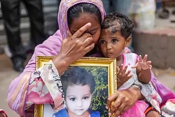 মেয়েকে ধর্ষণ ও হত্যার বিচারের দাবিতে জাতীয় প্রেসক্লাবের সামনে তিন সন্তান নিয়ে বসেছেন রাজিয়া সুলতানা। পুরান ঢাকার গেন্ডারিয়ায় এ নারীর দুই বছর বয়সী শিশুসন্তান আয়েশা মণিকে গত বছরের জানুয়ারিতে ধর্ষণের পর হত্যা করা হয়। ছবি: দীপু মালাকার