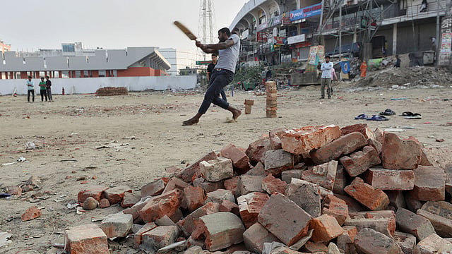 স্তূপ করে রাখা ইটের মাঝেই খেলা চলে।