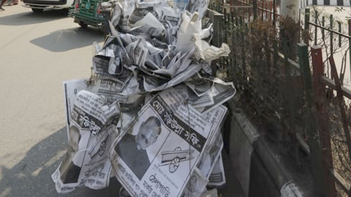 সিটি করপোরেশন নির্বাচনের পোস্টার অপসারণ করছেন পরিচ্ছন্নতাকর্মীরা। তেজগাঁও রেলগেট এলাকা, ২ ফেব্রুয়ারি। ছবি: দীপু মালাকার