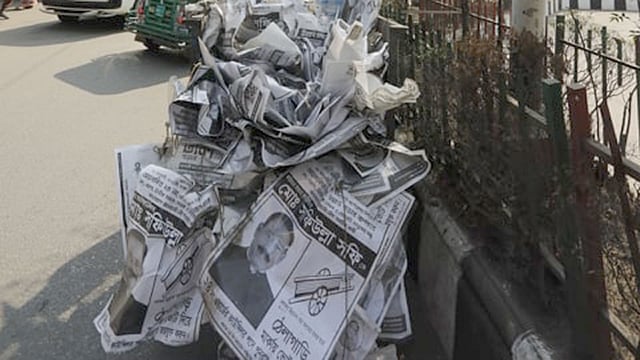 সিটি করপোরেশন নির্বাচনের পোস্টার অপসারণ করছেন পরিচ্ছন্নতাকর্মীরা। তেজগাঁও রেলগেট এলাকা, ২ ফেব্রুয়ারি। ছবি: দীপু মালাকার