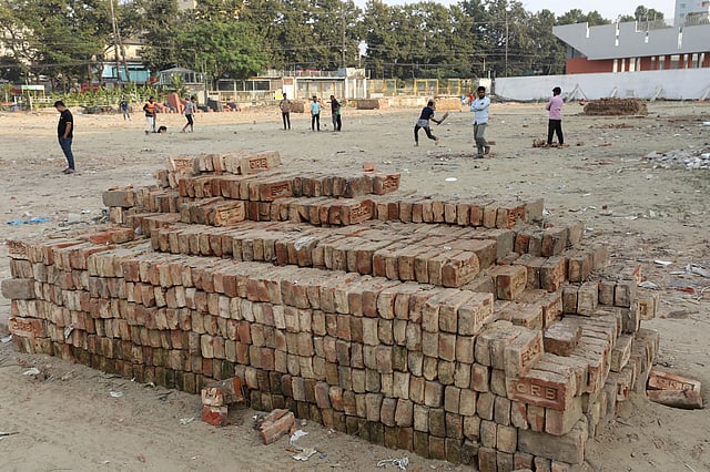 ইট রাখা হয়েছে স্টেডিয়ামের মাঠে।