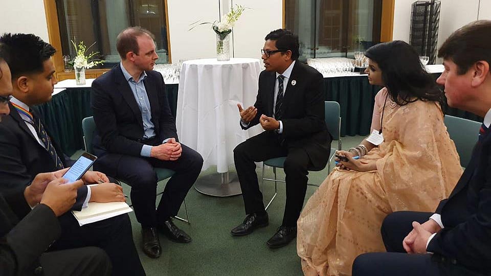 বাংলাদেশের আইসিটি প্রতিমন্ত্রী জুনাইদ আহমেদ ও যুক্তরাজ্যের ডিজিটাল, সংস্কৃতি, মিডিয়া ও ক্রীড়ামন্ত্রী ম্যাট ওয়্যারম্যানের মধ্যে দ্বিপক্ষীয় বৈঠক আজ মঙ্গলবার লন্ডনে অনুষ্ঠিত হয়। ছবি: সংগৃহীত