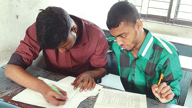 শ্রুতলেখকের সহায়তায় এসএসসি পরীক্ষা দিচ্ছে মৌত্তাছিম মিল্লা। গত সোমবার শেরপুর শহরের আইডিয়াল প্রিপারেটরি অ্যান্ড হাইস্কুল উপকেন্দ্রে।  প্রথম আলো