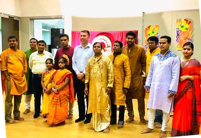শঙ্খনাদ পরিবারের সদস্যদের সঙ্গে স্থানীয় সিটি কাউন্সিলের মেয়র ও কাউন্সিলর। ছবি: লেখক