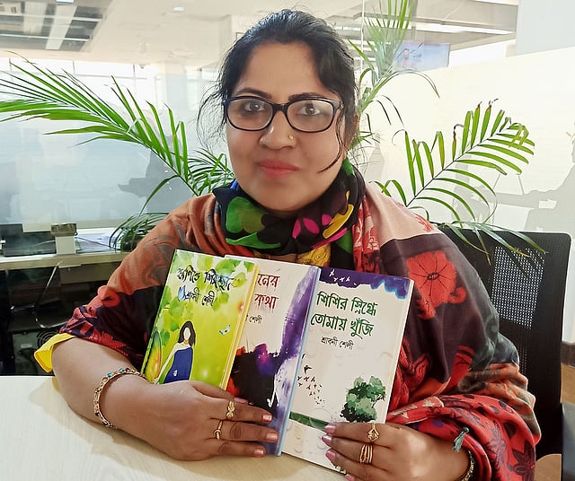 নিজের প্রকাশিত তিনটি বই হাতে শ্রাবণী শেলী। ছবি: প্রথম আলো