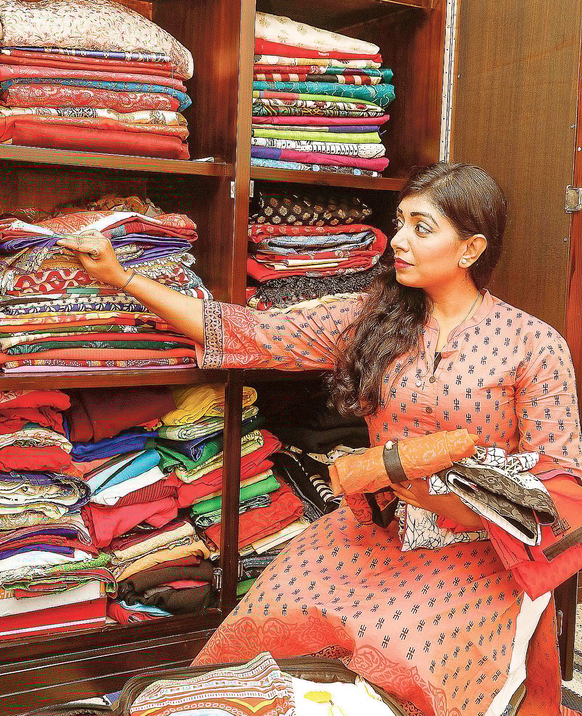 পোশাক পরিচ্ছন্ন রাখতে নিয়মিত পরিষ্কার করতে হবে। মডেল: এ্যানি, ছবি: অধুনা