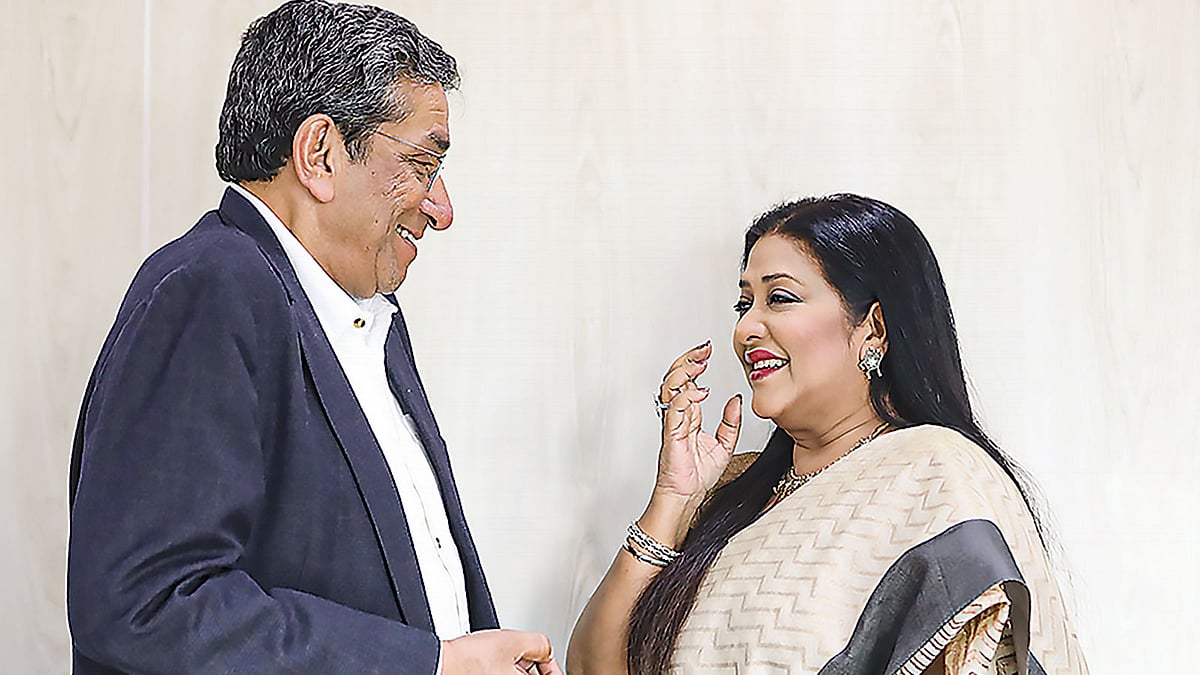 প্রথম আলোতে আড্ডায় কলকাতার সব্যসাচী চক্রবর্তী ও সুবর্ণা মুস্তাফা। ছবি: আবদুস সালাম