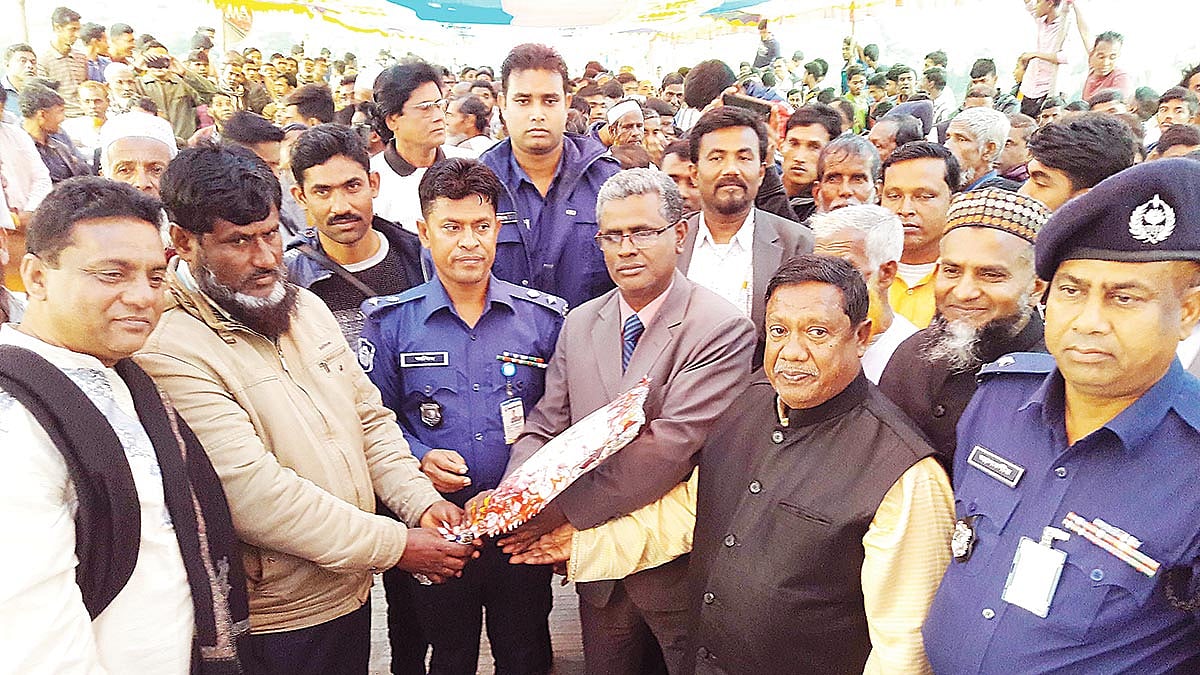 নড়াইলের লোহাগড়ার গণ্ডব-চালিঘাট গ্রামে দুই পক্ষের দ্বন্দ্ব মিটিয়ে গতকাল বিকেলে দুই পক্ষের মাতবরের মধ্যে হাত মিলিয়ে দেন পুলিশ সুপার মোহাম্মদ জসিম উদ্দিন। প্রথম আলো