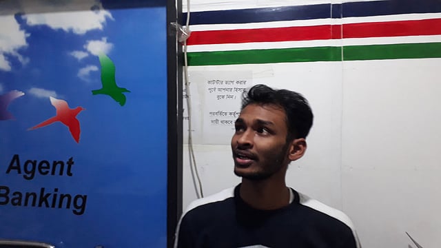 কাজের টেবিলে মো. মেহেদী হাসান। ছবি: লেখক