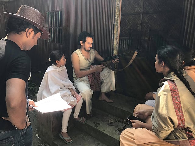 অভিনয়শিল্পীদের দৃশ্য বুঝিয়ে দিচ্ছেন পরিচারক। ছবি: সংগৃহীত